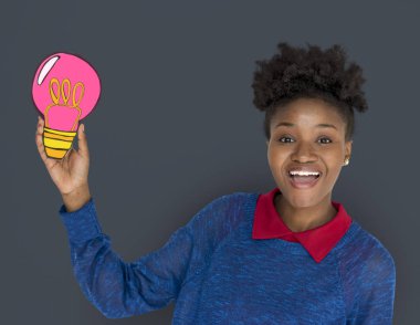 Kağıt ampul tutan kadın