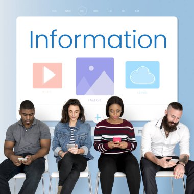 Studio sandalyelere oturan insanlar