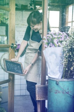 kadın kapıya açık işaret asılı 