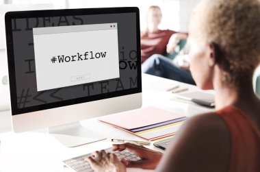 Bilgisayarda çalışan iş kadını