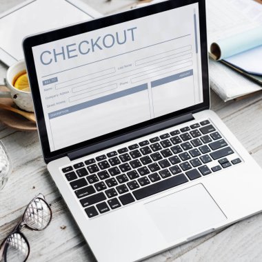 ahşap masa üstünde açılan laptop