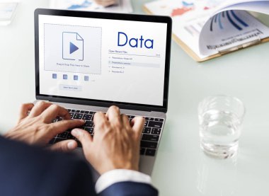 Bilgisayarla çalışan bir iş adamı