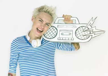 Kağıt stereo tutan kadın