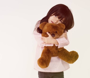  Kucaklayan kız oyuncak ayı