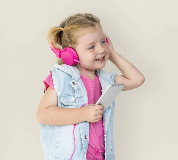 Маленька дівчинка з навушниками — стокове фото