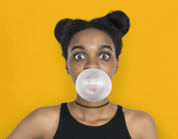 Dziewczyna dmuchanie guma balonowa — Zdjęcie stockowe