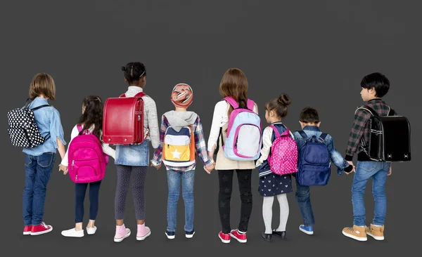 Bambini di scuola in piedi in fila — Foto Stock