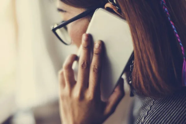 Donna che parla su smartphone — Foto Stock