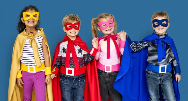 Gelukkige jonge geitjes in super heroe kostuums — Stockfoto