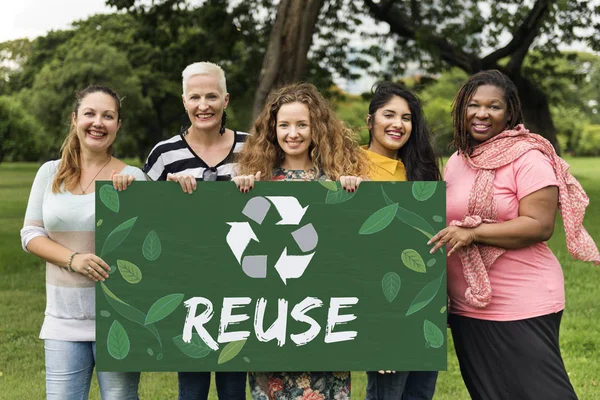 Fünf lächelnde Frauen mit Transparent — Stockfoto