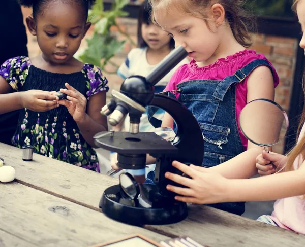 Dzieci nauka nauka z mikroskopem — Zdjęcie stockowe