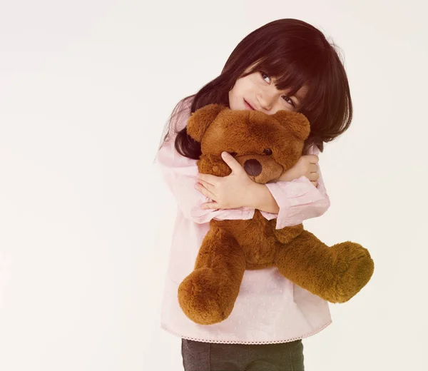 Kucaklayan kız oyuncak ayı — Stok fotoğraf