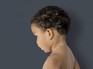 Çıplak göğüs ile küçük çocuk