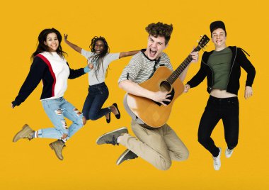 İnsanlar gitar ile atlama