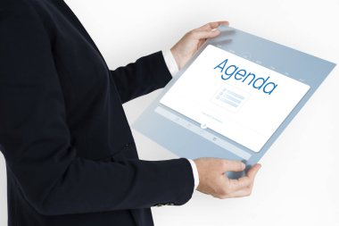 İşadamı cam afişini tutar 