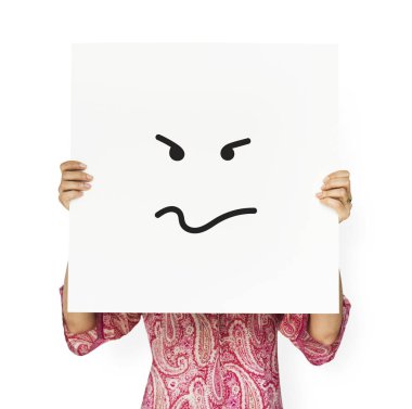 Beyaz afişini suratla kapsayan kişi 