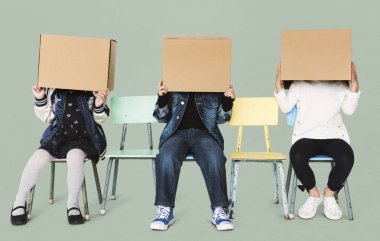 sandalye üzerinde oturan çocuklar