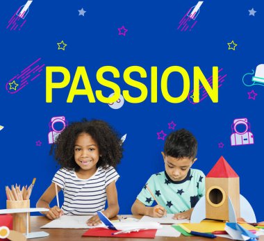 Küçük çocuklar masada çizim 