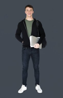 Dizüstü bilgisayar tutan adam