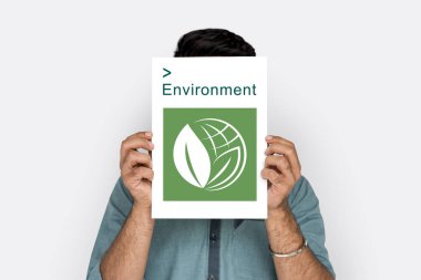 Çevre afiş tutan kişi