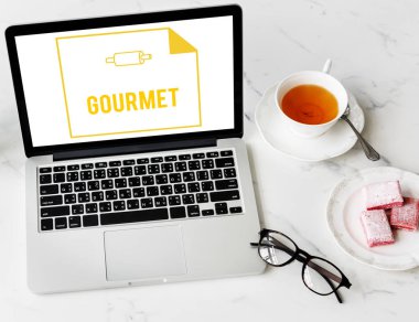 Açık çalışma tablosu üstünde laptop