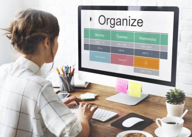 bilgisayar ile çalışan kadın