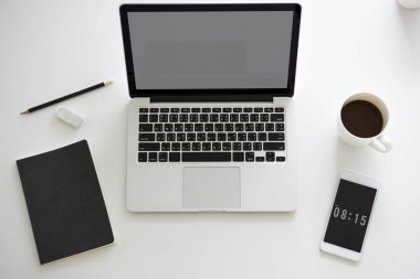 Açık tablo üstünde laptop 