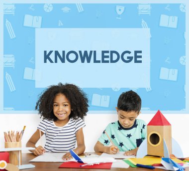 Küçük çocuklar masada çizim 