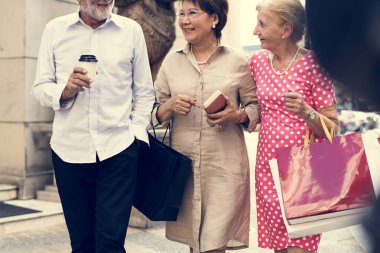 üst düzey insanlar şehirde sokak yürüyüş