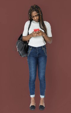 Akıllı telefon kullanan kadın