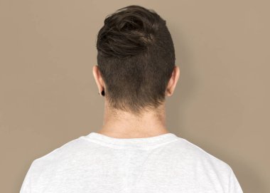 Stüdyoda ayakta adam