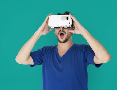 Adam visualiaing gerçeklik Gadget'ı kullanma