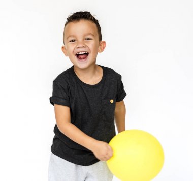 Sarı balon ile çocuk