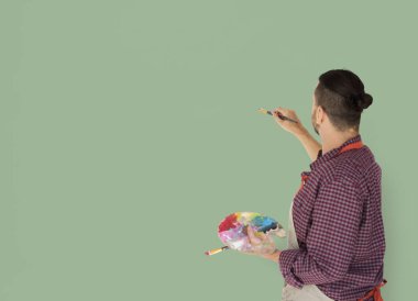 adam boş duvara çizim