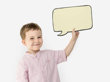 Kağıt sohbet kutusu tutan çocuk