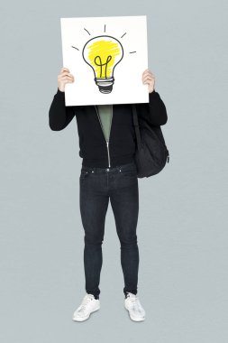 Ampul ile banner tutan adam 