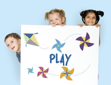 Çocuk afişini saklanıyor