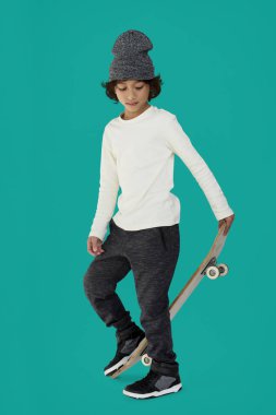 küçük bir çocukla kaykay