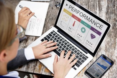 Dizüstü bilgisayar kullanan iş adamları