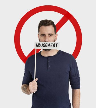  Kağıt bayrak ağzıyla kapsayan adam
