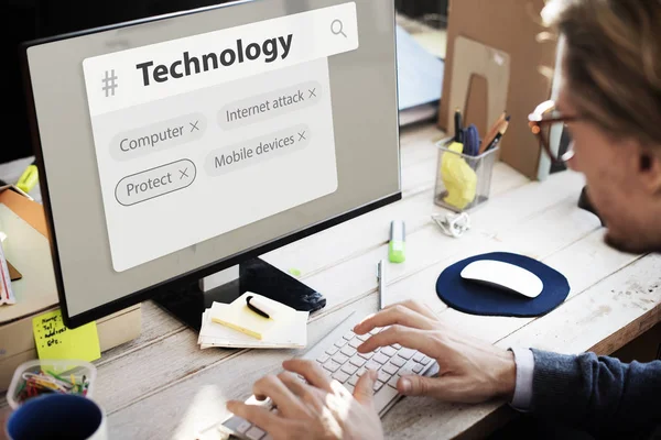 Hombre trabajando en la computadora — Foto de Stock