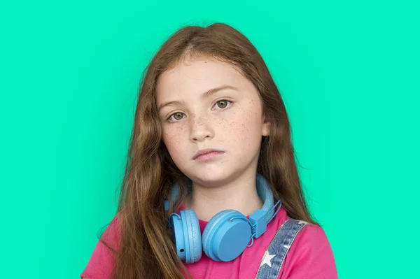 Μοναχικό κοριτσάκι με ακουστικά — Φωτογραφία Αρχείου