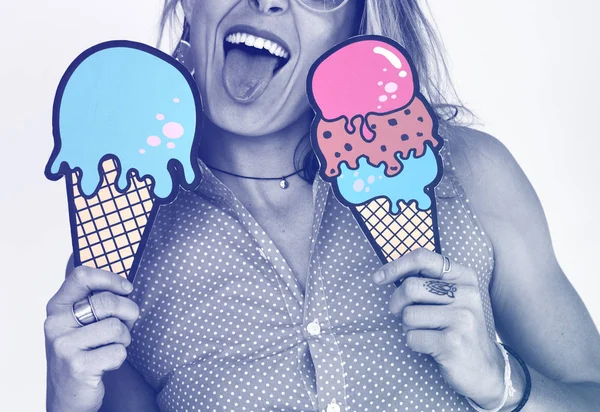 Donna che tiene gelati di carta — Foto Stock