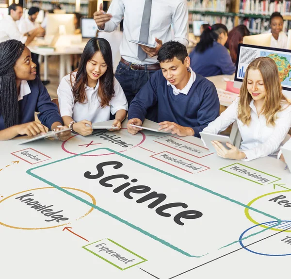 Studenten die studeren met tabletten — Stockfoto