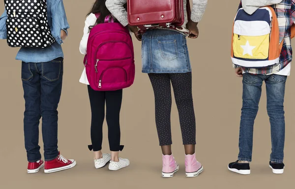 Niños caminando con mochilas — Foto de Stock