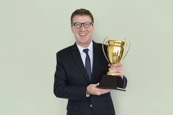 Hombre de negocios con trofeo de oro —  Fotos de Stock