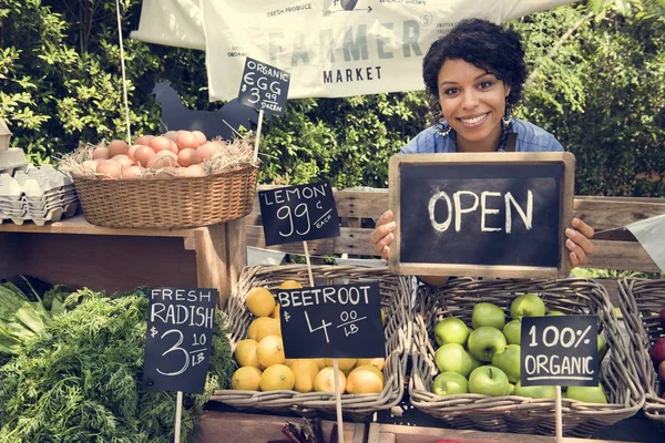 Donna che vende verdure fresche — Foto Stock