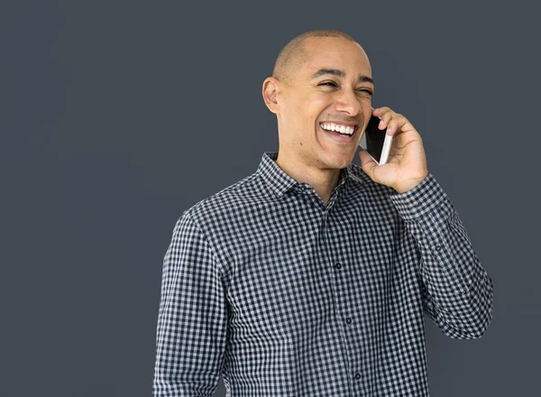 Sonriente hombre hablando por teléfono móvil — Foto de Stock