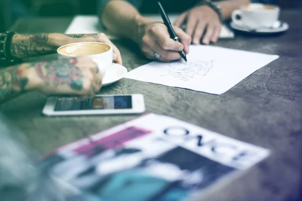 Persone che disegnano e condividono idee in caffetteria — Foto Stock