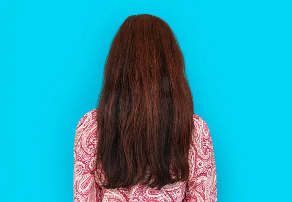 Женщина с длинными волосами — стоковое фото